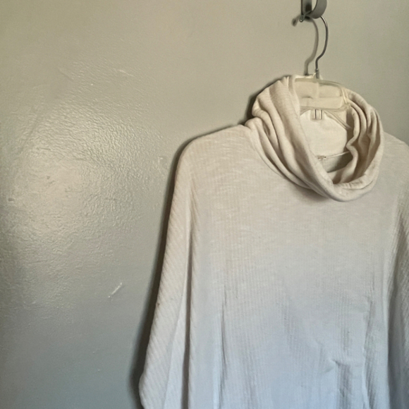 Anthropologie Olivia Rae Women's Oversized Turtle Neck Top Size Large - Picture 2 of 11